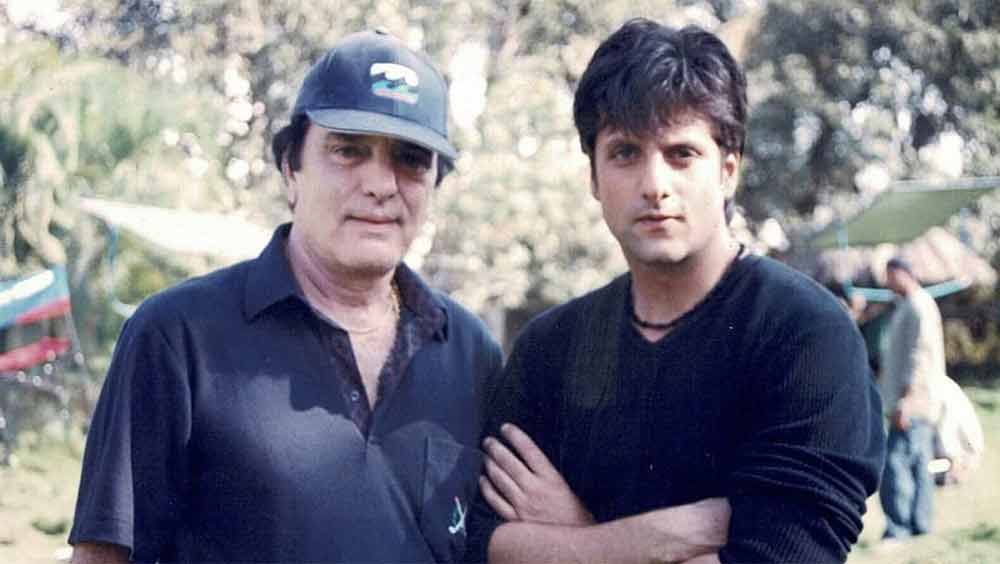 ফিরোজ-পুত্র বলেন, ‘‘আমার বাবা খুবই কড়া ধাতের মানুষ। পুরোপুরি একার হাতে নিজের কেরিয়ার গড়েছিলেন। তা ছাড়া, অন্যদের আগলে রাখায় বিশ্বাসী ছিলেন না। বেশ কিছুকাল ধরে যেন গর্তে সেঁধিয়ে ছিলাম। কেউ আমার সঙ্গে কাজ করতে চাইতেন না।’