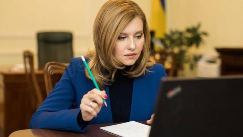 ইউক্রেনের ফার্স্ট লেডির বয়স ৪৪। ইউক্রেনের প্রেসিডেন্টের সঙ্গে তাঁর বিবাহিত জীবন ১৬ বছরের। 