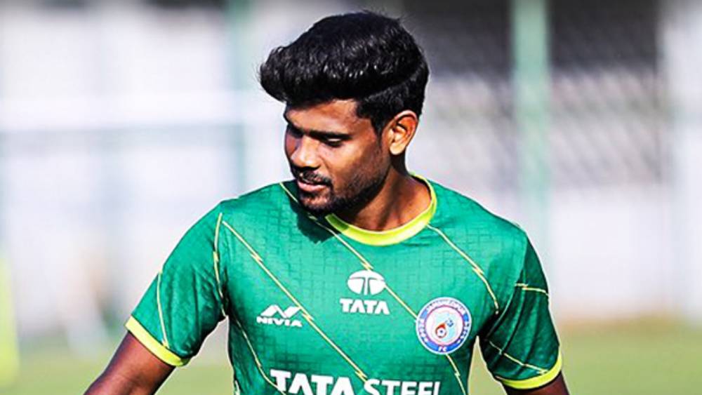 জামশেদপুরে খেললেও ঋত্বিকের জন্ম বার্নপুরে। আসানসোলের সেন্ট প্যাট্রিকস স্কুলে পড়েছেন। স্কুল দল থেকেই খেলা শুরু।
