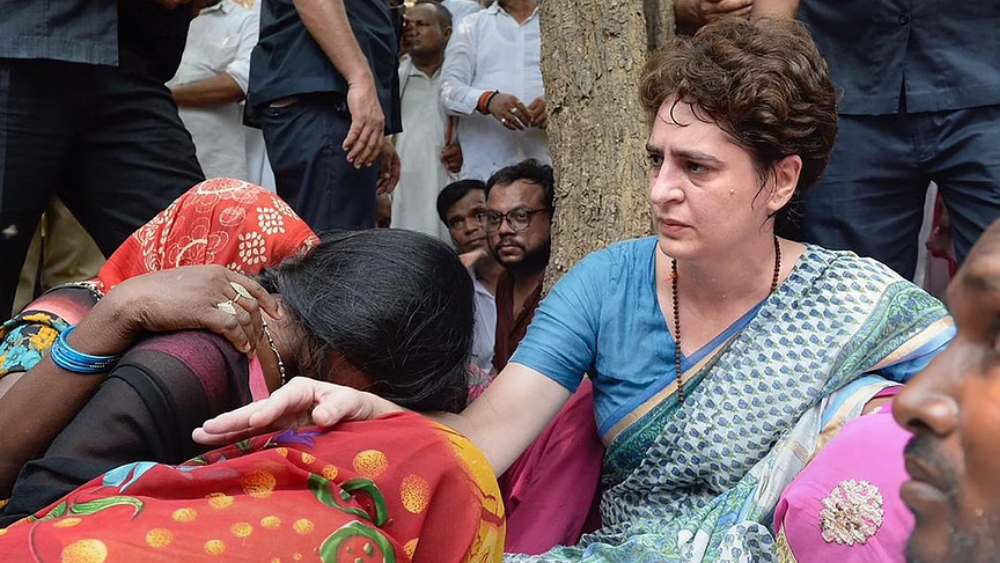 যোগীর রাজ্যে যখন একে একে উন্নাও, হাথরস, গোরক্ষপুরে ধর্ষণের মতো অপরাধের ঘটনা ঘটছে, তখন মহিলাদের নিরাপত্তাকেই নিজের ‘রাজনৈতিক হাতিয়ার’ বানিয়েছিলেন প্রিয়ঙ্কা।