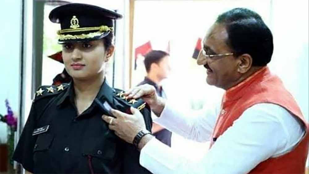 উত্তরাখণ্ডের প্রায় প্রতিটি পরিবারের অন্তত এক জন সদস্য ভারতীয় সেনাবাহিনীতে যোগদান করেন। সেই ‘ঐতিহ্য’ মেনেই সেনায় যোগ দিয়েছিলেন পোখরিওয়ালের মেয়ে। সে প্রায় বছর পাঁচেক আগের কথা। 