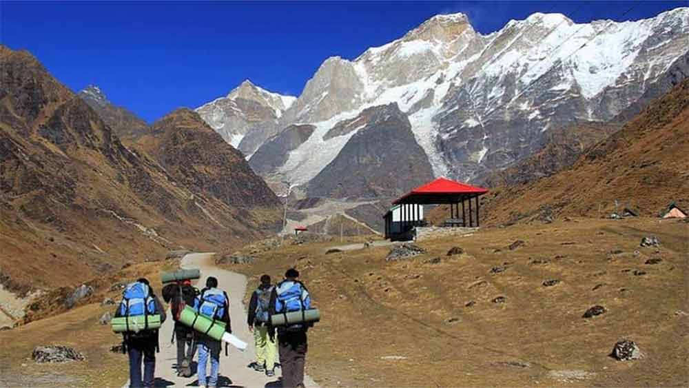 শ্রেয়সীর কর্মক্ষেত্র বদলের পিছনে নাকি পোখরিওয়ালের ‘ইন্ধন’ ছিল। সংবাদমাধ্যমের দাবি, কেদারনাথে মেয়ের সঙ্গে ট্রেকিং করার সময় তাঁকে সেনায় যোগদান করতে অনুরোধ করেছিলেন প্রাক্তন কেন্দ্রীয় মন্ত্রী। বাবার কথা ঠেলতে পারেননি শ্রেয়সী।
