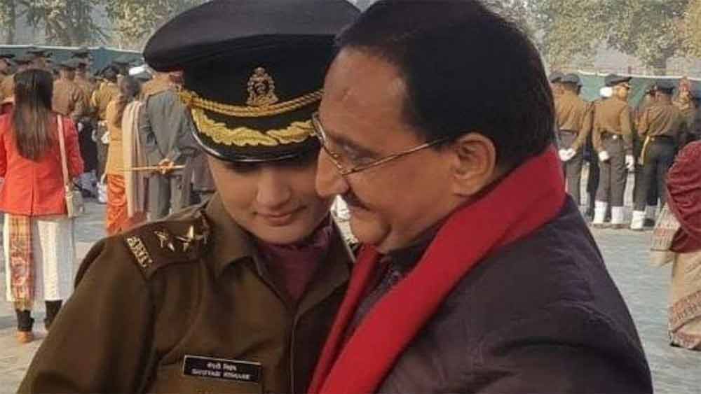 বছর পাঁচেক আগে শ্রেয়সী যখন সেনায় কাজ শুরু করেন, সে সময়ও তা নেটমাধ্যমে শেয়ার করেছিলেন পোখরিওয়াল।