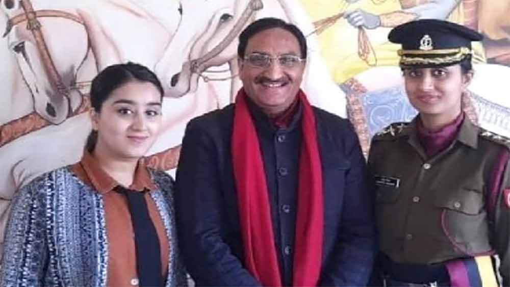 সেনাবাহিনীর পোশাকে মেয়ের পাশে গর্বিত পিতার ছবিও দেখেছিল নেটমাধ্যমে। গত বছর নারী দিবসেও মেয়েকে নিয়ে একটি পোস্ট করেছিলেন তিনি। সঙ্গে তাঁর টুইট, ‘আমাদের মেয়েরা দেশের ভবিষ্যৎ। এক জন গর্বিত পিতা হিসাবে আমার মেয়ে শ্রেয়সীকে সেলাম জানাতে চাই।’