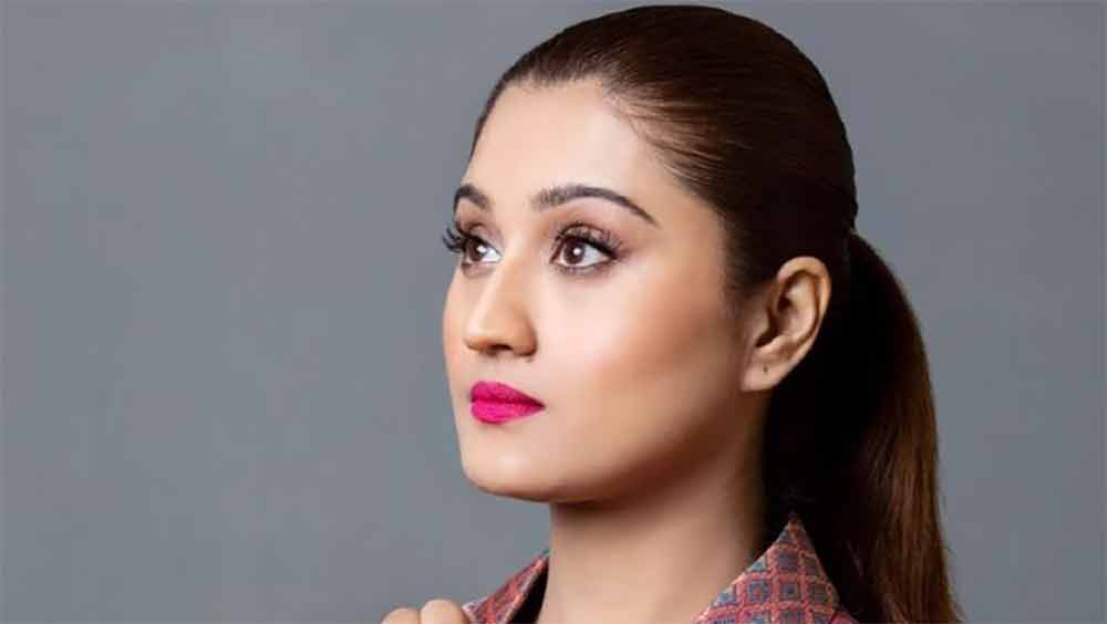 উত্তরাখণ্ডের ‘ঐতিহ্য’ মেনে শ্রেয়সী সেনায় যোগদান করলেও পোখরিওয়ালের অন্য মেয়ে আরুষি বেছে নিয়েছেন গ্ল্যামারের দুনিয়াকে। 