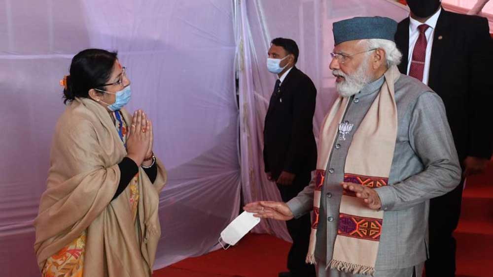 প্রচারের মাঝে মোদীর মুখোমুখি লকেট।