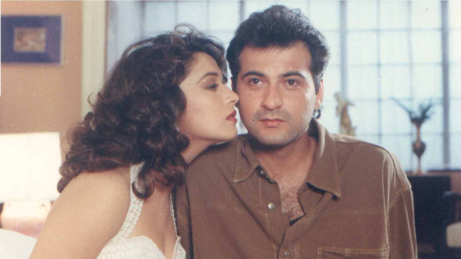 এ তো প্রায় ২৭ বছর আগেকার কথা। এত দিন পর আবার এ প্রসঙ্গ উঠছে কেন? আসলে ‘রাজা’র সেই জুটিকেই আবার একসঙ্গে দেখা যাচ্ছে। একটি ওটিটি প্ল্যাটফর্মে কর্ণ জোহরের ‘দ্য ফেম গেম’ নামে ওয়েব সিরিজে।