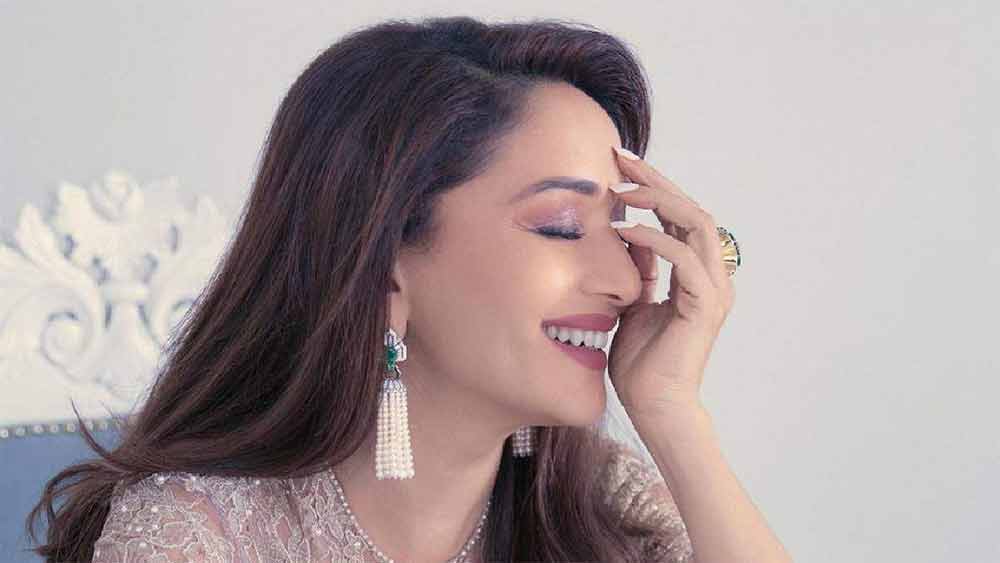 ইন্দ্র কুমারের ‘রাজা’ এতটাই সফল হয়েছিল যে অনেকে বলতেন, ওই ছবির নাম বদলে ‘রানি’ রাখা উচিত! মাধুরী প্রায় একার হাতেই সেটি টেনে নিয়ে গিয়েছিলেন। এত দিন পর মাধুরী-সঞ্জয়ের জুটি ঘিরে নানা পুরনো কথাও ভেসে উঠেছে। নানার ‘খবরদারি’র কথাও সামনে চলে এসেছে।