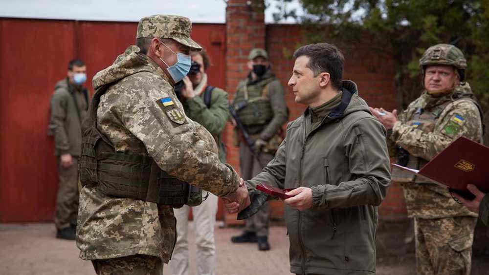তবে যুদ্ধবিধ্বস্ত ইউক্রেনের আত্মবিশ্বাসী প্রেসিডেন্ট ভোলোদিমির জেলেনস্কির প্রথম থেকেই দাবি ছিল, এই যুদ্ধে শেষমেশ তাঁর জয় নিশ্চিত।
