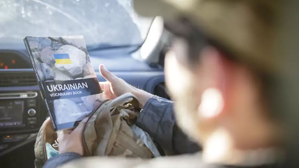 স্ত্রী এবং এক বছরের সন্তানকে রেখে যুদ্ধে নামার জন্য প্রস্তুত ওয়ালি। তবে নিরাপত্তার কারণে ওয়ালির মতো পারদর্শী সেনা সদস্যদের পরিবারের তথ্য গোপন রাখা হয়।