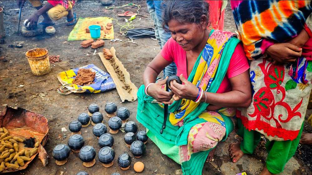 পুরনো শিল্পকে ফিরিয়ে আনার এই প্রয়াসে 'কারু' বিশেষ ভাবে উদ্যোগ নিয়েছে মাটির সঙ্গে থাকা মানুষের হাতের কাজকে সামনে আনার। 