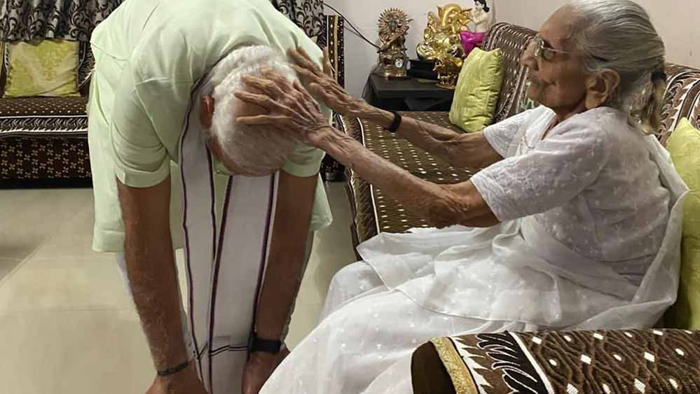 মায়ের পা ছুঁয়ে প্রণাম করছেন মোদী