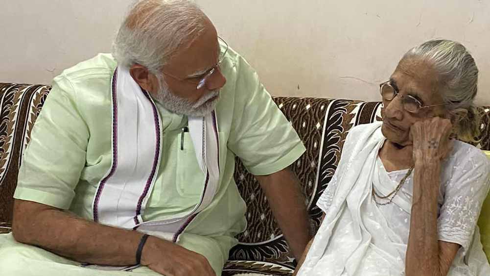 মায়ের সঙ্গে কথা বলছেন প্রধামন্ত্রী