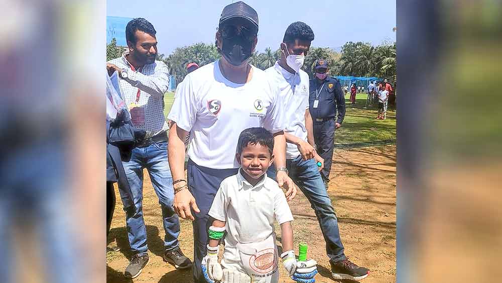 স্বপ্নপূরণ: মুম্বইয়ে পাঁচ বছর বয়সি ভক্ত শাহিদের সঙ্গে সচিন। নিজস্ব চিত্র