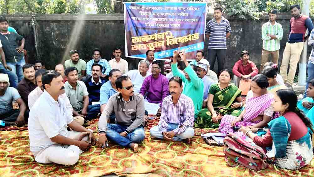 কোচবিহারের একটি হিমঘরের সামনে অবস্থান আলু চাষিদের। শুক্রবার।