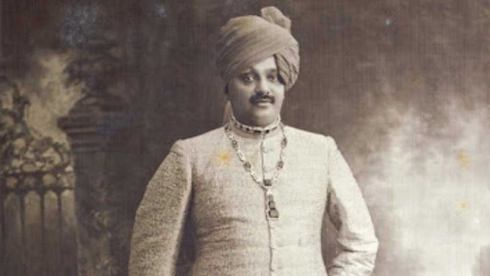 দিগ্বিবিজয়সিংহজি ১৮৯৫ সালে জন্মগ্রহণ করেন। রাজকোটের রাজকুমার কলেজে পড়াশোনা শেষ করে তিনি লন্ডন বিশ্ববিদ্যালয়ের ম্যালভার্ন কলেজে ভর্তি হন।