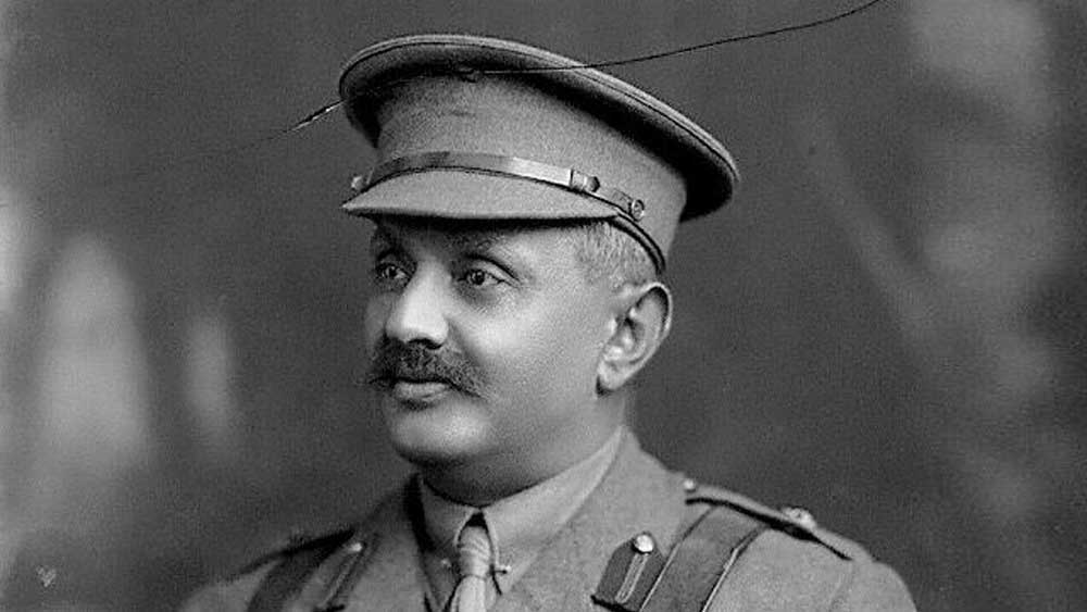 পড়াশোনার পাট চুকিয়ে তিনি ১৯১৯ সালে ব্রিটিশ সেনাদলে যোগ দেন। ১৯২০ সালে মিশরে ভাল কাজ করার জন্য ১৯২১ সালে তিনি ব্রিটিশ বাহিনীর লেফটেন্যান্ট পদে উন্নীত হন।