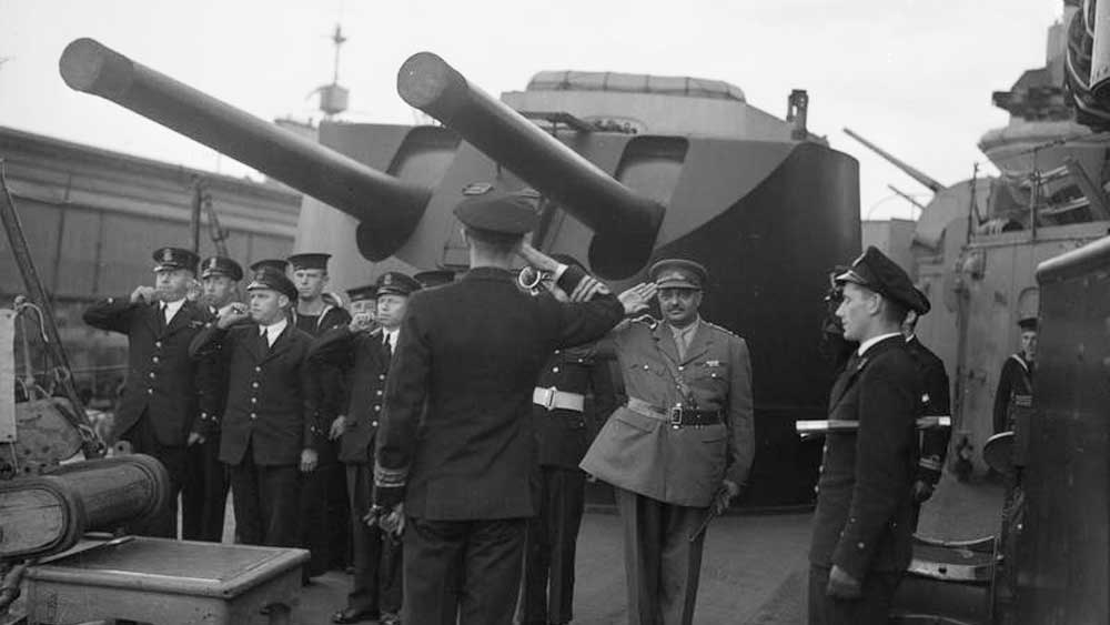 প্রায় এক দশক ইংরেজ সেনাদলে কাজ করার পর ১৯২৯ সালে সেনাদলের ক্যাপ্টেন হন। ১৯৩১ সালে তিনি পদত্যাগ করেন।