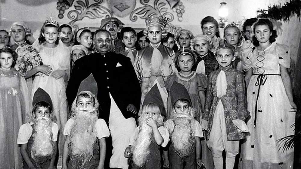 বহু দেশের দ্বারস্থ হয়ে ১৯৪১ সালে তাঁদের জাহাজ অবশেষে বম্বে (বর্তমানে মুম্বই)-র একটি পোতাশ্রয়ে পৌঁছয়। কিন্তু শাসক ব্রিটিশরাও তাঁদের ভারতে ঢুকতে বাধা দেন।  