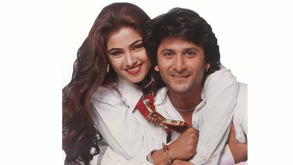 জয়ার সুপারিশে বলিউডে অভিনেতা হিসাবে আরশাদের প্রথম ছবি ‘তেরে মেরে সপনে’। প্রযোজক অমিতাভ বচ্চন। সে ছবির বক্স অফিসও মন্দ নয়। প্রথম ছবিতেই চোখে পড়েছিলেন আরশাদ। তবে তার পর বেশ কয়েক মাস কোনও কাজ পাননি।