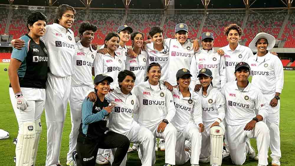 এখনও অবধি একটি টেস্ট ম্যাচ খেলেছেন তিনি। অস্ট্রেলিয়ার বিরুদ্ধে সেটা ছিল গোলাপি বলের টেস্ট। সেই ম্যাচে দু’টি উইকেট নেন মেঘনা।