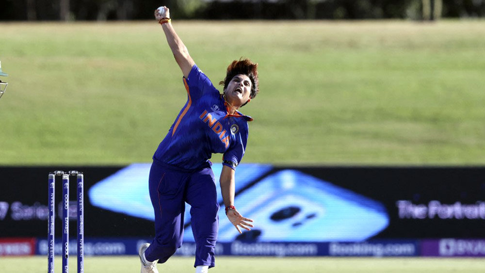 শনিবার ওয়েস্ট ইন্ডিজের অধিনায়ক স্টেফানি টেলরকে আউট করেন মেঘনা। সেই সঙ্গে নিয়েছেন কাইসিয়া নাইটের উইকেটও।