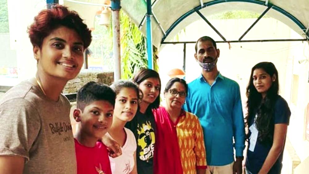 মেঘনার ঠাকুরদা ছিলেন উত্তরপ্রদেশ পুলিশের সাব-ইনস্পেক্টর। ঠাকুমা এবং বাবা, দু’জনেই নিরাপত্তারক্ষীর কাজ করেছেন। মেঘনার মা একজন আশাকর্মী। তিন বোনও আছে মেঘনার। নিম্নবিত্ত পরিবারের এক মাত্র স্বপ্ন মেঘনা।