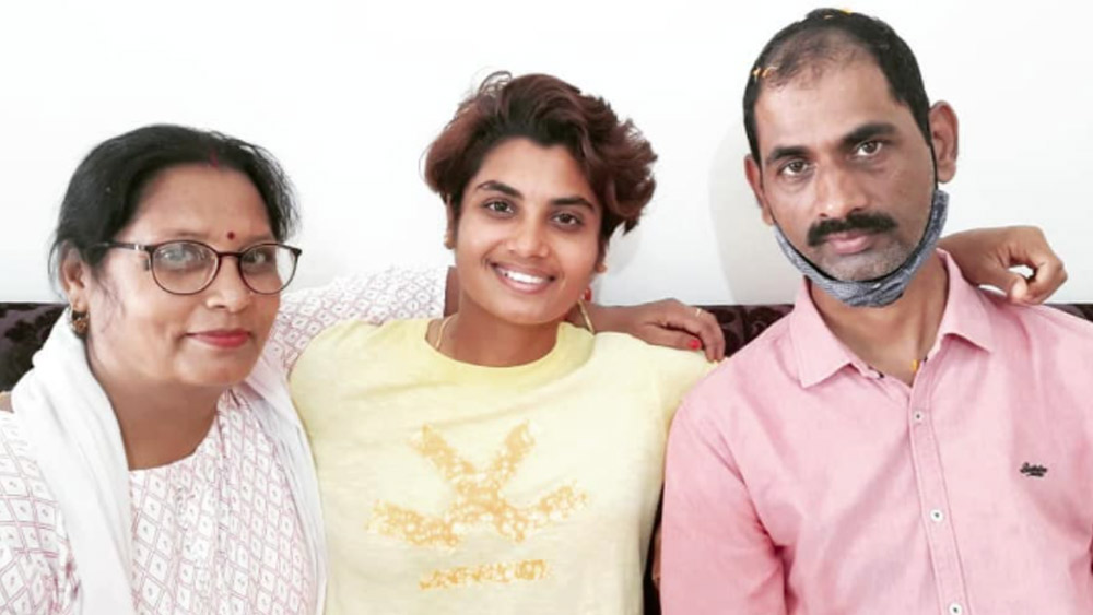 মেঘনা যে বিশ্বকাপ খেলবেন তা বিশ্বাস করতেই পারছিলেন তাঁর মা। কিন্তু ভারতের জার্সি পরে মেয়েকে খেলতে দেখে গর্বিত গোটা পরিবার। মায়ের আশা, মেঘনার সাফল্যই পাল্টে দেবে তাঁদের আর্থিক পরিস্থিতি। 