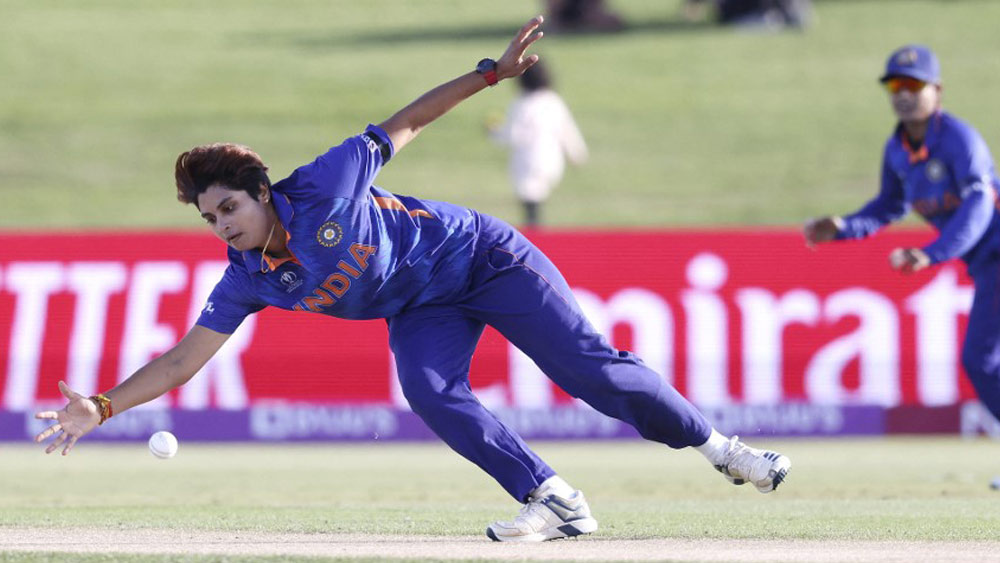 ত্যাগী বলেন, “মেঘনার শেখার ইচ্ছেটাই ওকে বাকিদের থেকে আলাদা করে দেয়। মিডল লেগের মাঝে গুড লেংথে বল ফেললে মেঘনাকে খেলা খুব কঠিন।”