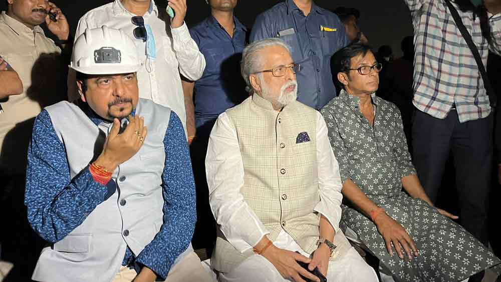 ঘটনাস্থলে সুদীপ বন্দ্যোপাধ্যায়  ও সুজিত বসু