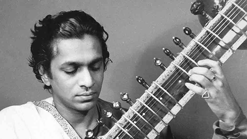 স্মৃতি: রবিশঙ্করকে নিয়ে প্রদর্শনী থেকে শিল্পী ও তাঁর ‘কানাইলাল’ সেতারের ছবি 