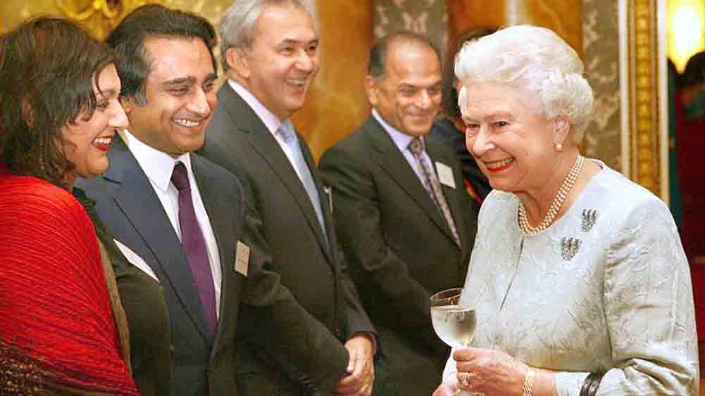 রাজদর্শন: মীরা সায়াল ও সঞ্জীব ভাস্করের সঙ্গে রানি দ্বিতীয় এলিজ়াবেথ