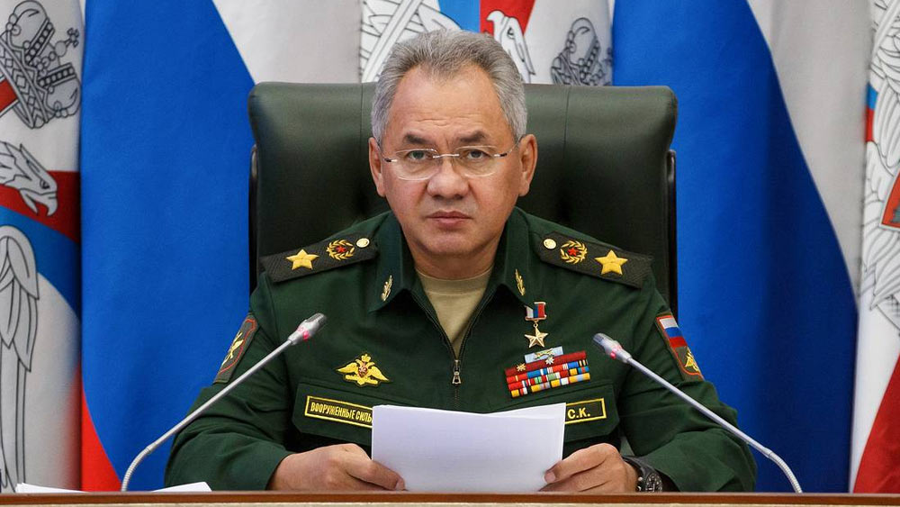 রাশিয়ান সেনাবাহিনীর সর্বাধিনায়ক হওয়ায় স্বাভাবিক ভাবেই ইউক্রেনের যুদ্ধের যাবতীয় দায়ভার পড়েছে পুতিনের উপর। যুদ্ধবিরোধী আন্দোলনকারীরা তাঁকে একনায়কের তকমাও দিয়ে দিয়েছেন। তবে রাশিয়ার সাম্প্রতিক ইতিহাসের সবচেয়ে গুরুত্বপূর্ণ যুদ্ধে সে দেশের প্রতিরক্ষামন্ত্রী সের্গেই শোইগু-র ভূমিকাও কম নয়। সুরক্ষা বিশেষজ্ঞ আন্দ্রেই সলডাটভের দাবি, ‘‘রাশিয়ার সেনাবাহিনীর দায়িত্বের পাশাপাশি যুদ্ধাভিযানের পিছনেও শোইগুর মতামত গুরুত্বপূর্ণ।’’