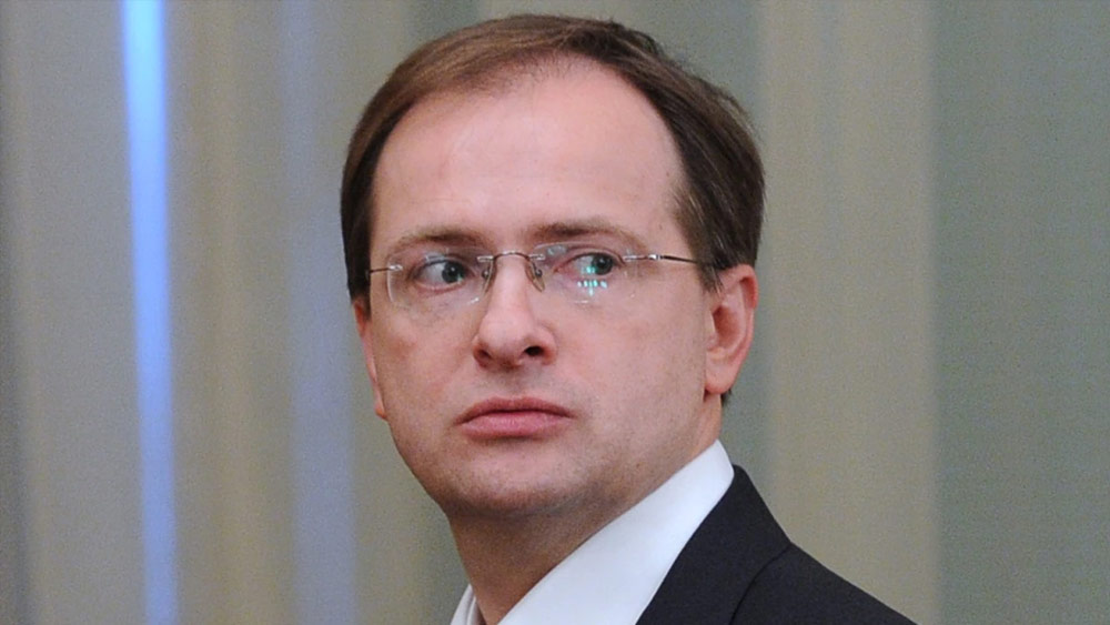 পুতিনের ঘনিষ্ঠদের মধ্যে অন্যতম আর এক জন হলেন রাশিয়ার প্রাক্তন সংস্কৃতিমন্ত্রী ভ্লাদিমির মেডিনস্কি। ইউক্রেনের যুদ্ধে রাশিয়ার হয়ে মধ্যস্থতাকারী হিসাবে তাঁর নাম উঠে এসেছে। 