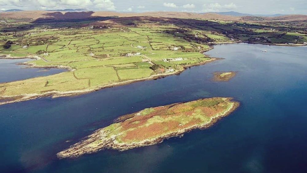 যদিও কফি কায়ে এখনও পূর্ণ রাষ্ট্রের মর্যাদা পায়নি। পেলেও এই দ্বীপদেশ মাইক্রোনেশন বা ক্ষুদ্রতম দেশের মর্যাদা পেতে পারে। 