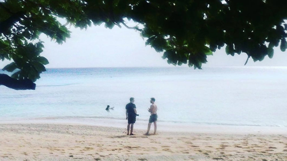 গ্যারেথ আর মার্শাল অবশ্য দেখিয়ে দিয়েছেন দ্বীপ কিনতে সামর্থ্য নয়, উপযুক্ত পরিকল্পনা আর বুদ্ধিদীপ্ত সিদ্ধান্তই যথেষ্ট।