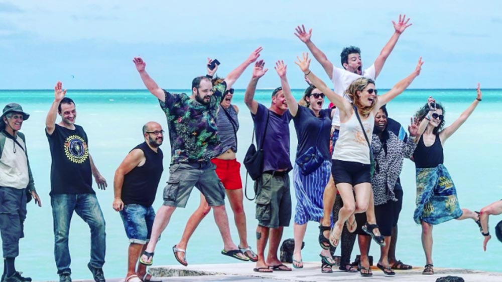 কফি কায়েই সম্ভবত প্রথম দ্বীপরাষ্ট্র যা চাঁদা তুলে কেনা হয়েছে। এমনকি, চাঁদা দিয়ে কেনা এই দেশটিতে ভ্রমণের তোড়জোড়ও শুরু হয়ে গিয়েছে। 