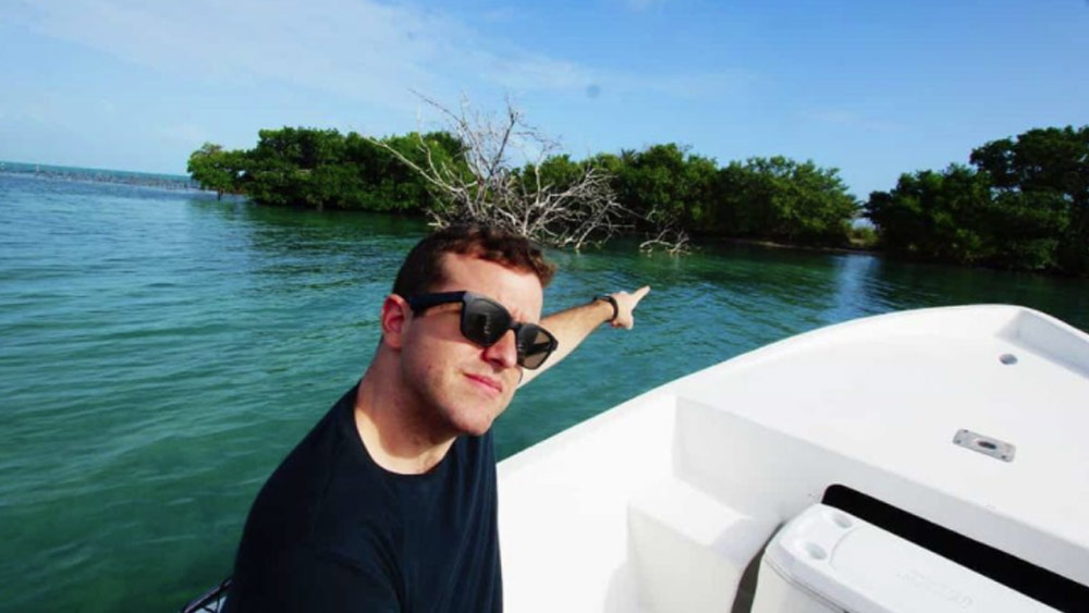 একইসঙ্গে মার্শালের মত, দ্বীপটি ছোট হতে পারে তবে নিজের কেনা দ্বীপে পা রাখার আনন্দই আলাদা।