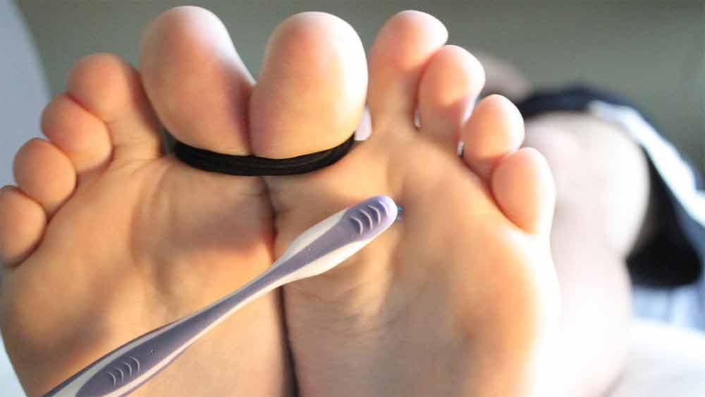 এ অত্যাচার রক্তপাতহীন। এমনকি, অত্যাচারের চিহ্ন পর্যন্ত থাকে না দেহে। সুকুমার রায়ের দুনিয়ার বাইরেও নানা দেশেই যুগ যুগ ধরে বন্দিদের উপর অত্যাচারে নির্বিচারে ব্যবহার করা হয়েছে এই চিনে দাওয়াই। জেরার সময় বন্দিদের হাত-পা বেঁধে তাঁদের উপর কাতুকাতুর অত্যাচার চালানো হত। তার জেরে মৃত্যু পর্যন্ত হয়েছে বন্দিদের।