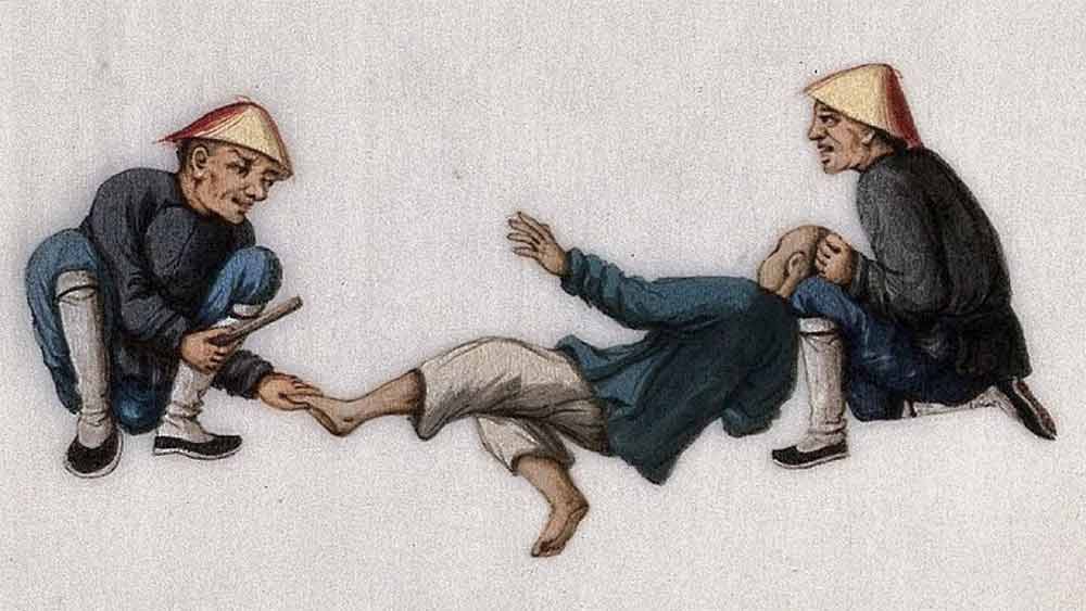 ২০৬ খ্রিস্টপূর্বে চিনের হান সাম্রাজ্যে কাতুকুতুকে হাতিয়ার করেই প্রজাদের উপর অত্যাচার করতেন অভিজাতরা। কারণ, এ অত্যাচারের চিহ্ন ধরা পড়ে না প্রজাদের দেহে। অন্য দিকে, অত্যাচারের পর সহজেই তার প্রভাবমুক্ত হতে পারতেন বন্দিরা।