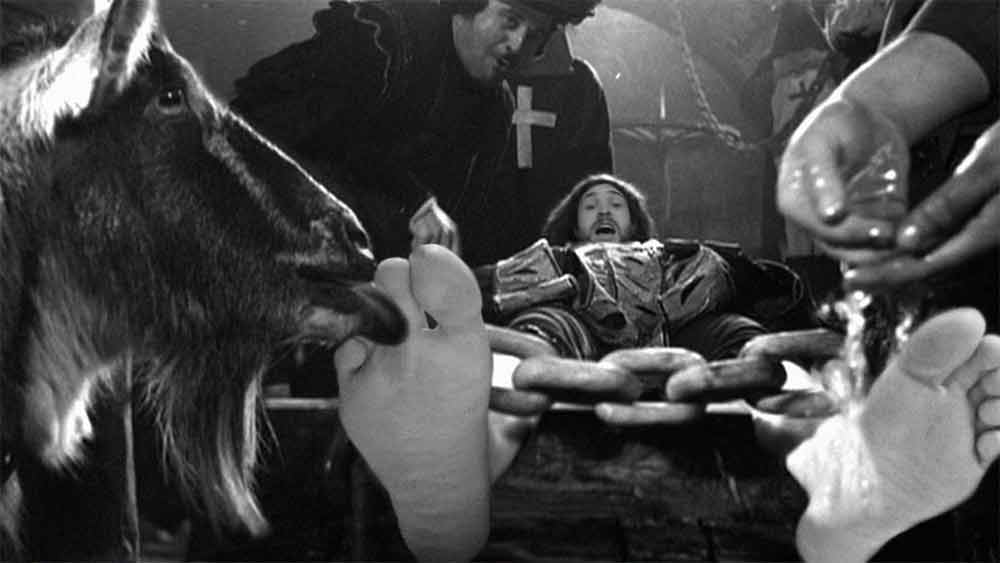 ইউরোপের অন্য দেশেও এই চিনে দাওয়াই ব্যবহার হয়েছে। ব্রিটিশ মেডিক্যাল জার্নাল-এ তার খুঁটিনাটি তথ্য পাওয়া যায়। ইটালিতে জেলবন্দিদের হাত-পা বেঁধে তাঁদের পায়ে নুন-জল মাখিয়ে দিতেন আধিকারিকেরা। তার পর বন্দিদের শুইয়ে তাঁদের সামনে ছেড়ে দেওয়া হত একটি ছাগলকে। 