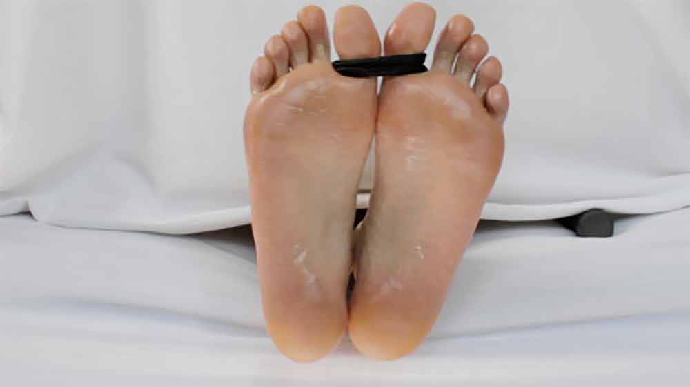 প্রাচীন ইংল্যান্ডে এবং বিংশ শতকে আমেরিকায় কাতুকুতুর অত্যাচারের কয়েকটি ঘটনা শোনা গিয়েছে।