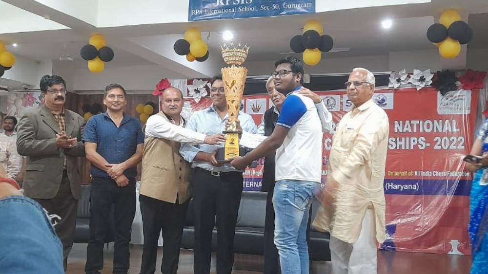 পুরস্কার নিচ্ছেন নীলাশ