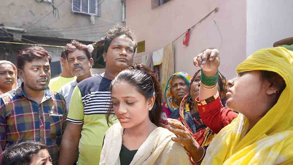 আগুনে বইখাতা হারিয়েছে সীমা খাতুনের। রবিবার। 