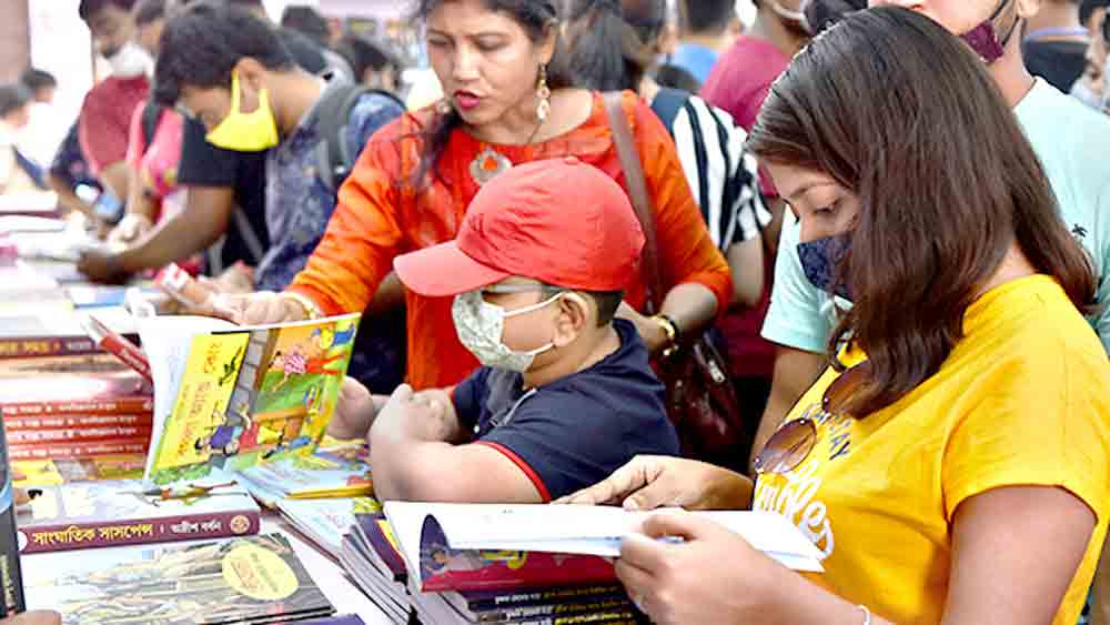 বইয়ের দেশে: বইমেলার শেষ দিনে বইয়ের পাতায় চোখ কচিকাঁচাদের। রবিবার। 