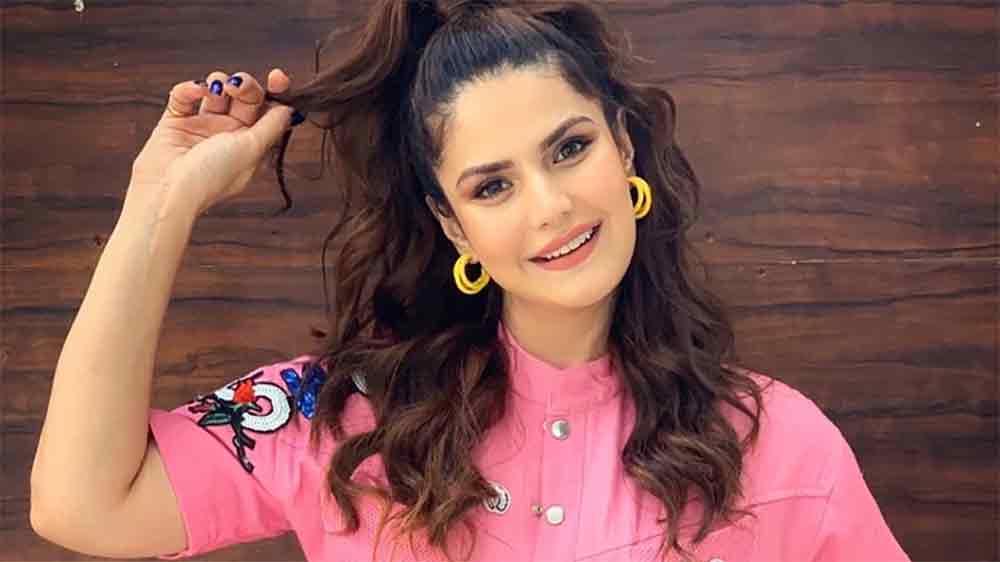 জারিনের মতে, ‘‘আজকালকার ট্রেন্ডই হল, সকলেই সকলের বন্ধু। আর সকলেই নিজেদের বন্ধুদের সঙ্গে কাজ করছেন। আমি কখনও ইন্ডাস্ট্রির কারও সঙ্গে বন্ধুত্ব পাতানোর চেষ্টা করিনি। ফলে কাজের সুযোগ হারিয়েছি।’’ তাঁর প্রশ্ন, ‘‘বলিউডে লোকজন যদি নিজেদের বন্ধুদেরই ছবিতে সুপারিশ করতে থাকেন, তবে আমাদের মতো মানুষ কী ভাবে কাজ পাবেন?’’