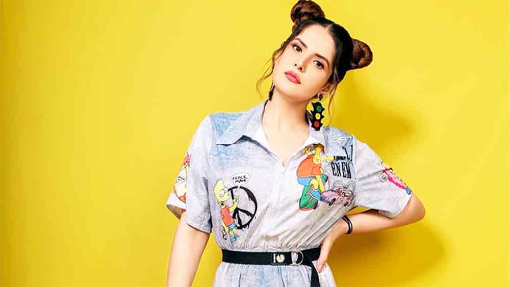 জারিনের আকুতি, ‘‘আমার অডিশন নিন। একটা সুযোগ দিন। ‘হম ভি অকেলে তুম ভি অকেলে’-তে আমার চরিত্রের উপর বেশি জোর দেওয়া হয়েছে, তা ভাল লেগেছে। ওই ছবিতে আমি শুধুমাত্র হট, সুন্দর মুখ নই। আমি কী করতে পারি, তা দেখাতে পেরেছি।’’