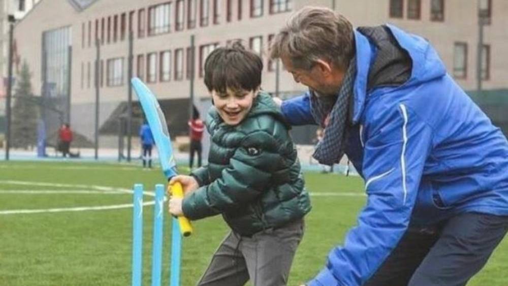 এ ভাবেই ক্রিকেট শেখাচ্ছেন কোবস