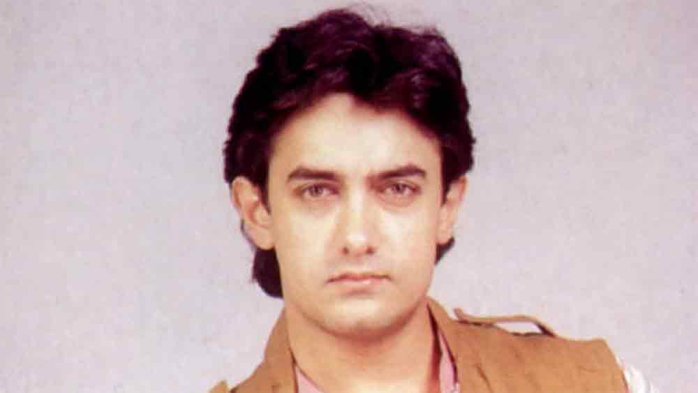 কেরিয়ারের গোড়াতেই জনপ্রিয়তার জোয়ারে ভাসতে শুরু করেছিলেন আমির। তবে নিজের গাড়ি না থাকায় তাঁর যাতায়াত করতে অসুবিধা হত। তিনি বলেন, ‘‘প্রথম ছবি করার পর অটো বা বাসে করে যাতায়াত করতাম। তবে এক সময় তা-ও বন্ধ হয়ে গিয়েছিল। সে সময় আমার এক জায়গার যাওয়ার কথা ছিল। তবে যেখানেই যা-ই না কেন, চারপাশে লোকজনের ভিড়। ফলে কাকার কাছ থেকে তাঁর গাড়ি ধার নিয়েছিলাম।’’