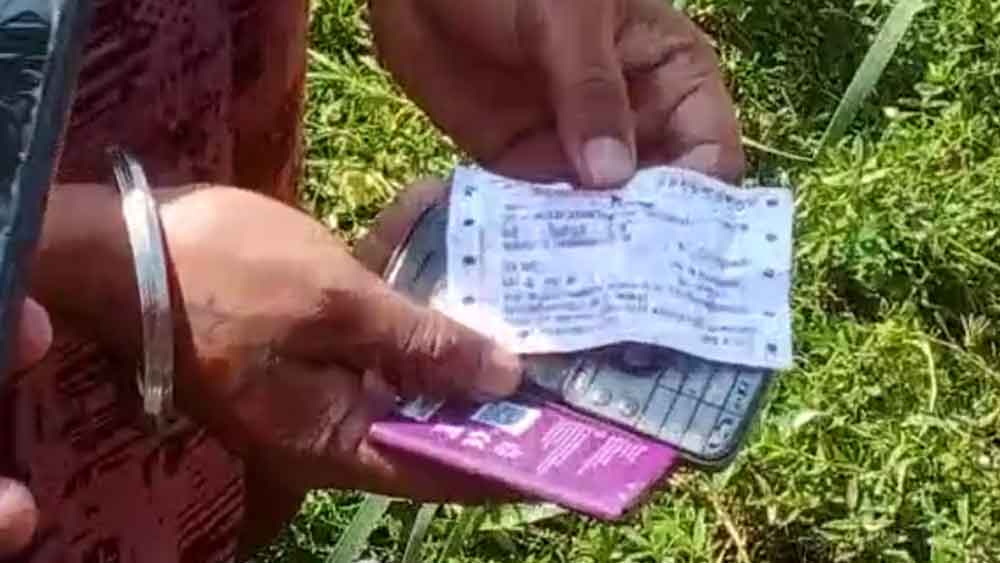 সোমবার ওই হোগলাবন থেকে পাওয়া যায় একটি ট্রেনের টিকিট। ঘটনার দিন অর্থাৎ রবিবার দুপুর ২টো ৫০ মিনিটে বর্ধমানের মেমারি স্টেশন থেকে কাটা শ্যাওড়াফুলির রিটার্ন টিকিট।